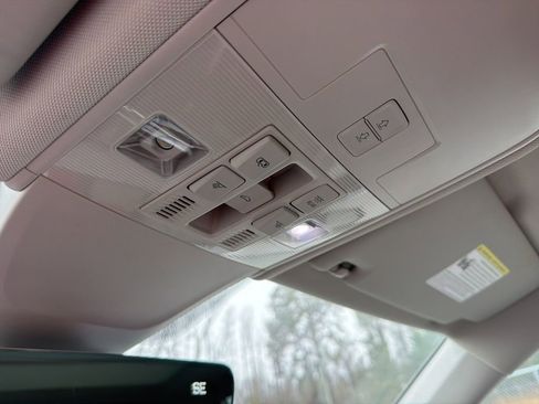 Used 2023 Volkswagen Tiguan SE w/ Panoramic Sunroof Package image 20