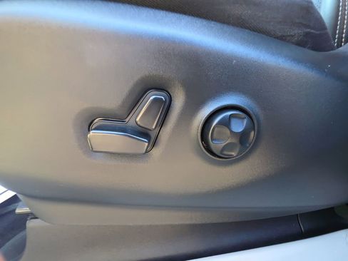 Used 2023 Chrysler Pacifica Touring-L FWD image 21
