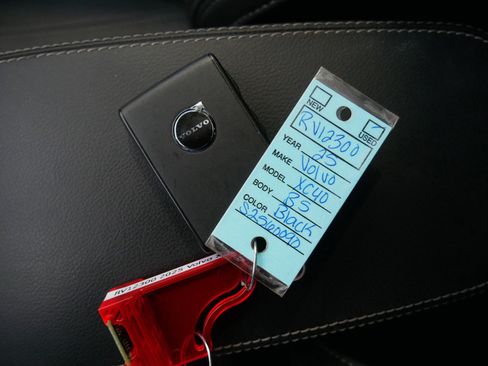 Used 2025 Volvo XC40 B5 Core image 29