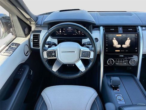 Used 2024 Land Rover Discovery Metropolitan Edition AWD/4WD image 27