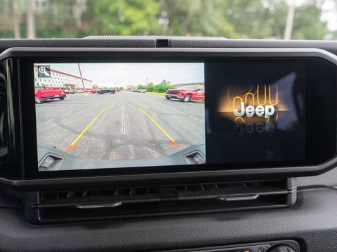 Used 2024 Jeep Gladiator Sport AWD/4WD image 18