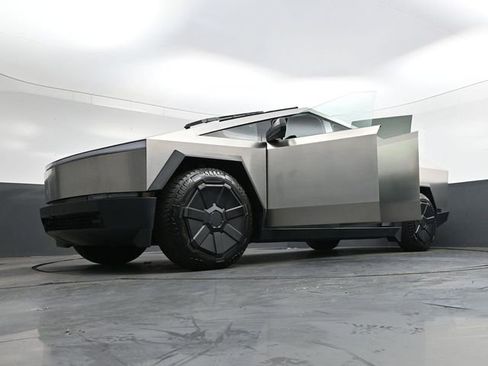 Used 2024 Tesla Cybertruck AWD Crew Cab image 38