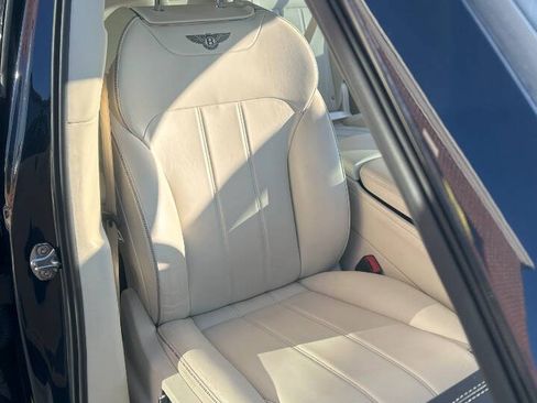 Used 2019 Bentley Bentayga image 28