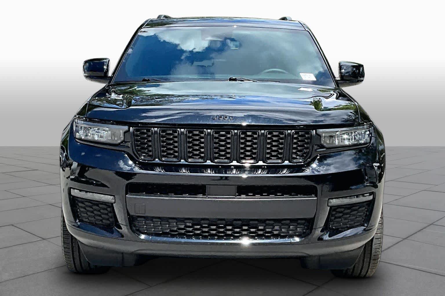 Used 2024 Jeep Grand Cherokee L Limited w/ Black Appearance Package AWD/4WD image 4