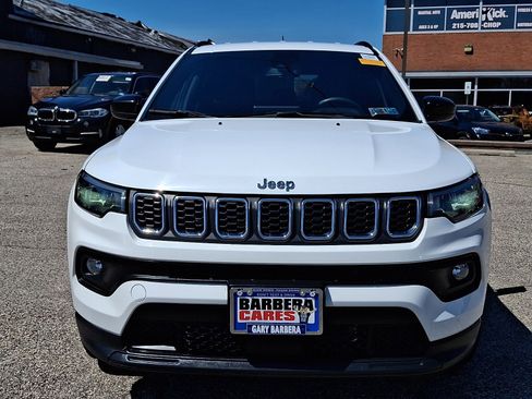 Used 2024 Jeep Compass Latitude image 2