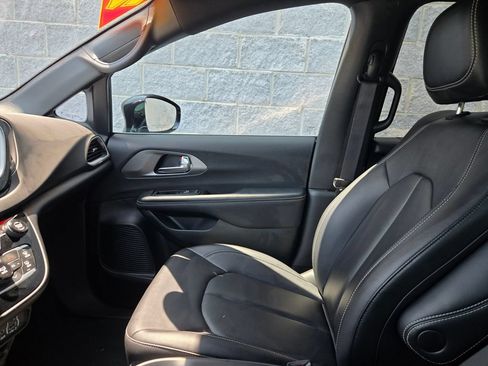 Used 2025 Chrysler Pacifica Select FWD image 33