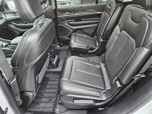 Used 2023 Jeep Grand Cherokee L Limited w/ Luxury Tech Group II AWD/4WD image 16