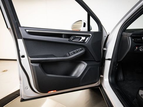 Certified 2023 Porsche Macan AWD/4WD image 23