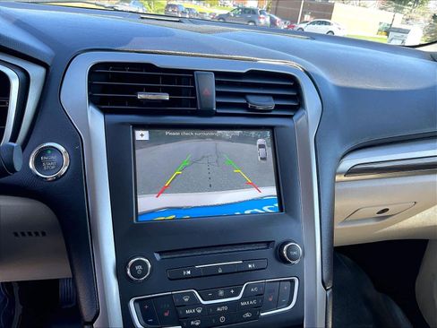 Used 2017 Ford Fusion SE w/ Fusion SE Technology Package FWD image 19