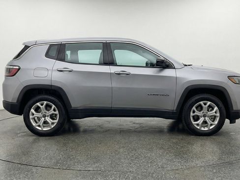 Used 2025 Jeep Compass Latitude image 11