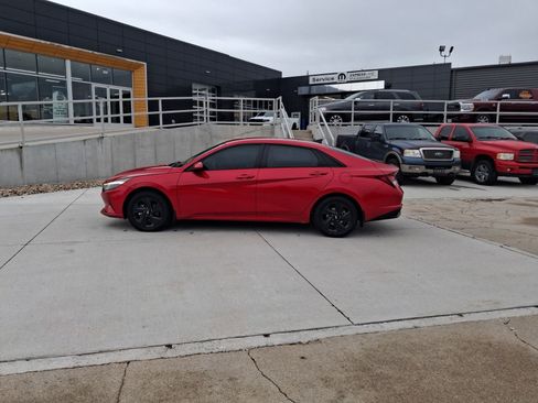 Used 2021 Hyundai Elantra SEL FWD image 2