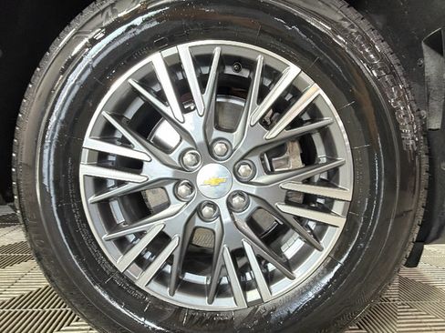 Used 2025 Chevrolet Traverse LT FWD image 38