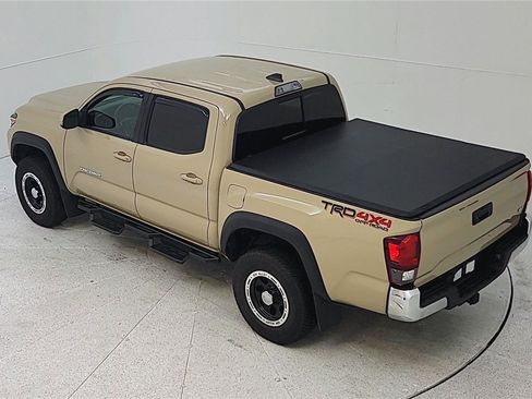 Used 2018 Toyota Tacoma TRD Off-Road AWD/4WD image 18