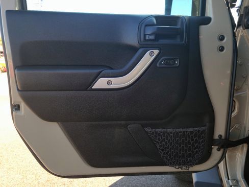 Used 2018 Jeep Wrangler Unlimited Sahara w/ Dual Top Group image 8