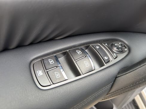 Used 2024 Nissan Armada SV image 11