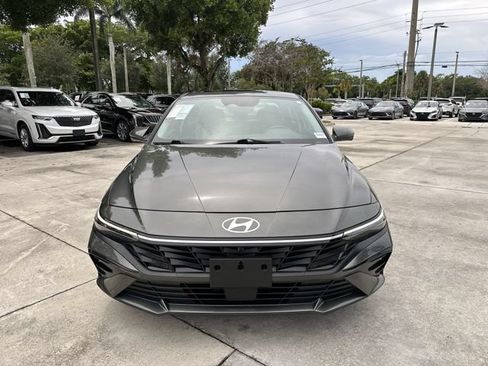 Used 2024 Hyundai Elantra Limited FWD image 18