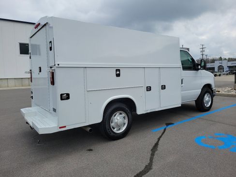 Certified 2018 Ford E-350 and Econoline 350 Super Duty w/ Power Windows & Locks Group image 4