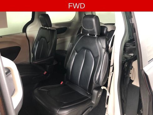 Used 2023 Chrysler Pacifica Touring-L FWD image 14