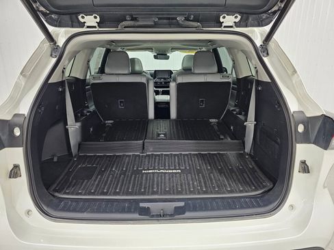 Used 2021 Toyota Highlander XLE image 7