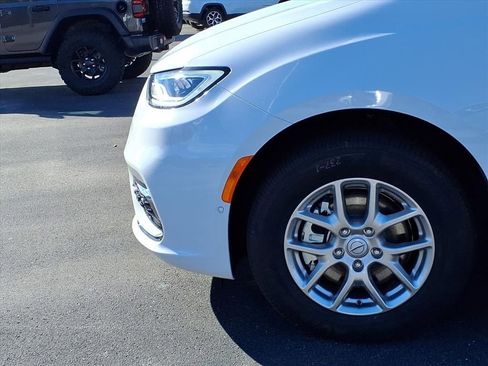 New 2025 Chrysler Pacifica Select FWD image 12
