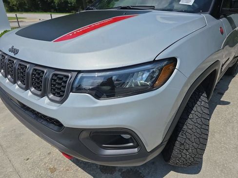 Used 2025 Jeep Compass Trailhawk AWD/4WD image 12