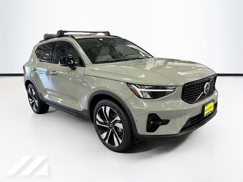 Used 2023 Volvo XC40 B5 Ultimate w/ Protection Package Premier AWD/4WD image 3