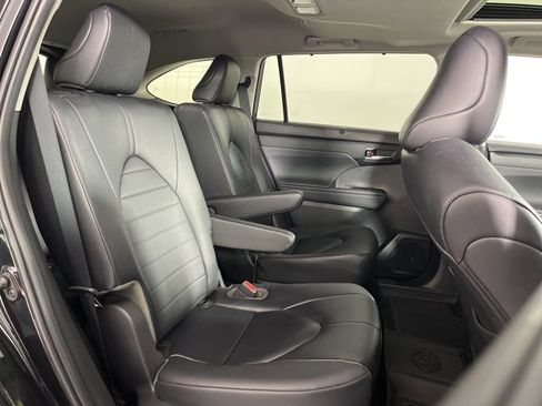 Certified 2023 Toyota Highlander XLE image 30
