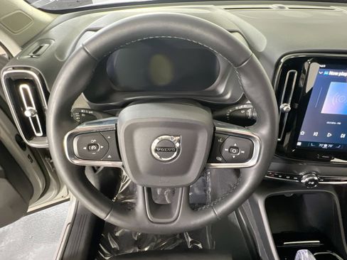 Used 2023 Volvo XC40 B5 Plus image 11