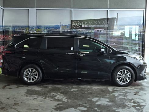 Certified 2026 Toyota Sienna XLE FWD image 4