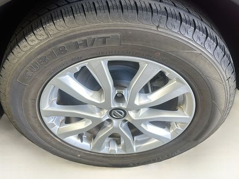 Used 2018 Nissan Rogue SV FWD image 11