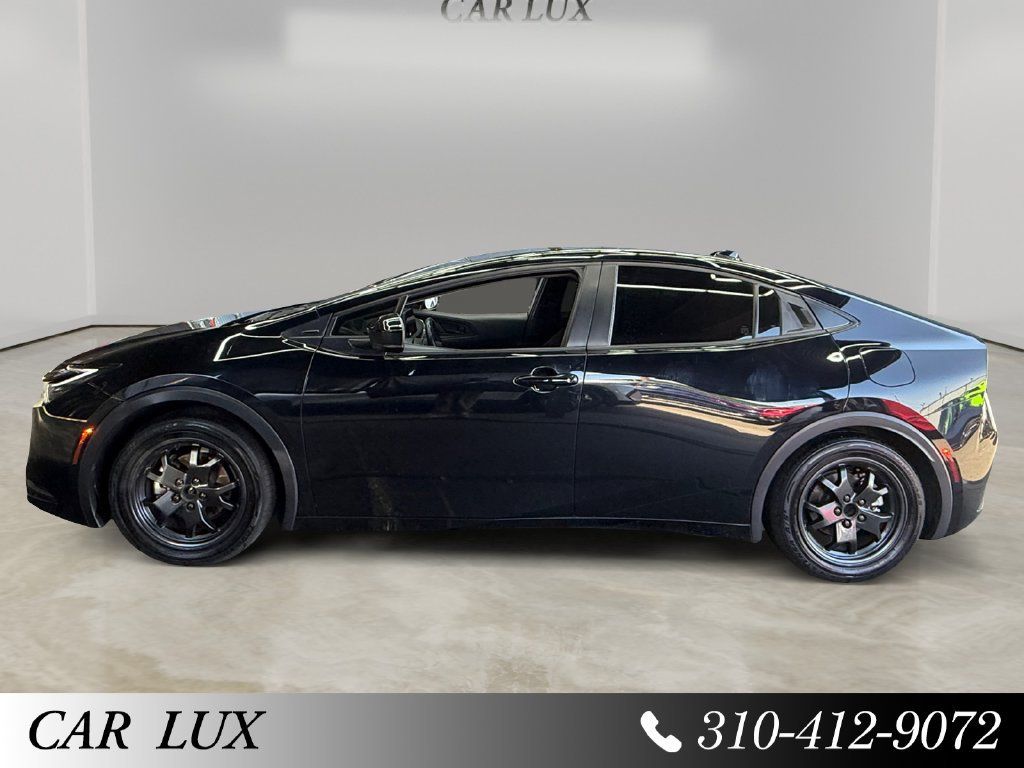 Used 2025 Toyota Prius LE FWD image 2