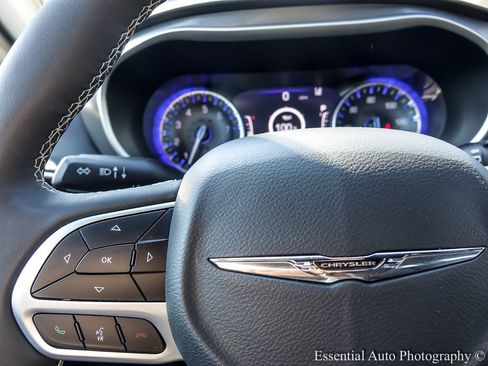 Used 2025 Chrysler Pacifica Select image 18