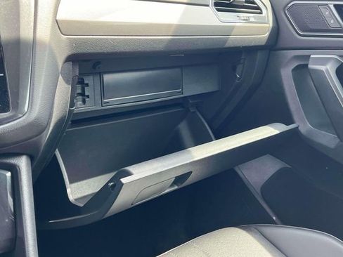 Used 2024 Volkswagen Tiguan SE image 38