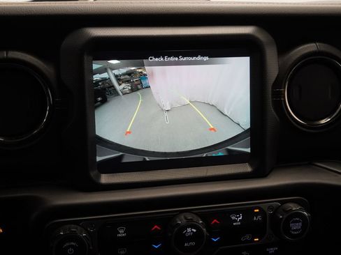 Used 2023 Jeep Wrangler Unlimited Sahara AWD/4WD image 33