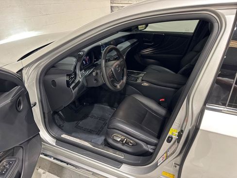 Used 2018 Lexus LS 500 w/ Accessory Package (Z1) RWD image 37