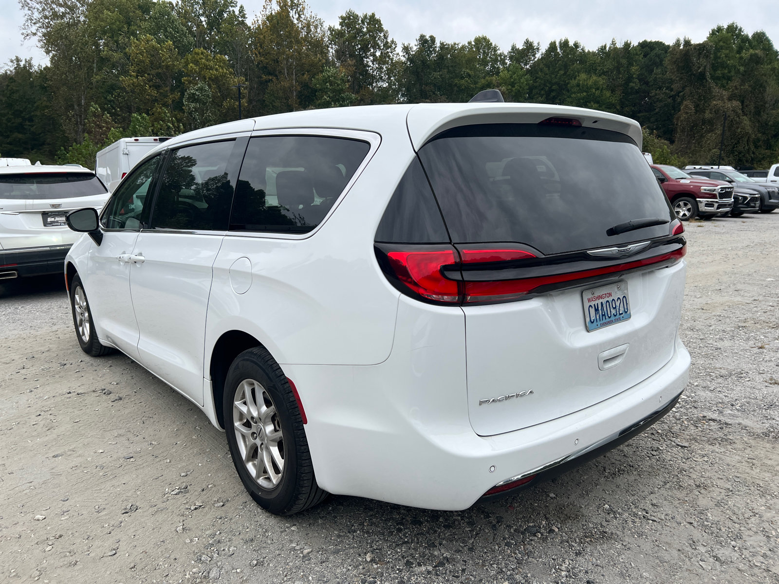 Used 2024 Chrysler Pacifica Touring-L FWD image 10
