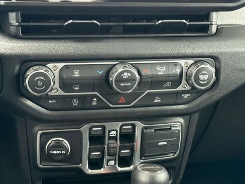 New 2026 Jeep Gladiator Sport AWD/4WD image 18