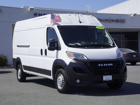 Used 2025 RAM ProMaster 2500 w/ Convenience Group FWD image 2