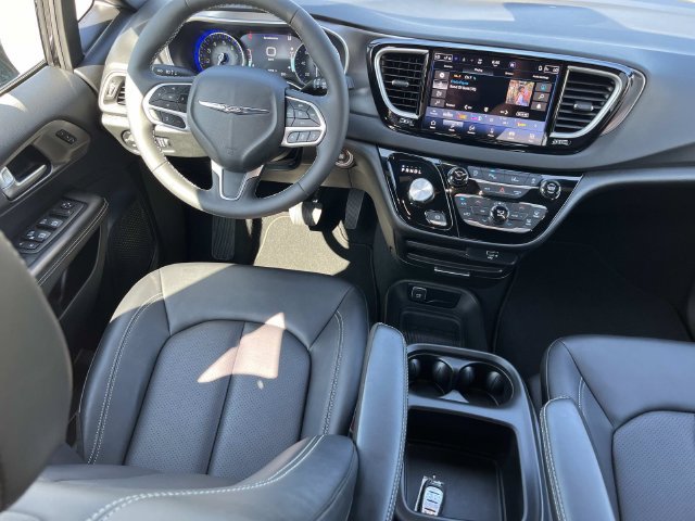 Certified 2026 Chrysler Pacifica Select FWD image 14