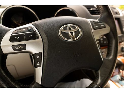 Used 2012 Toyota Highlander Limited w/ Tow Pkg FWD image 29