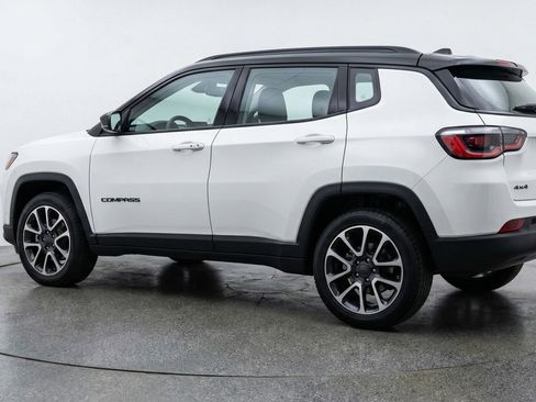 Used 2025 Jeep Compass Trailhawk AWD/4WD image 6