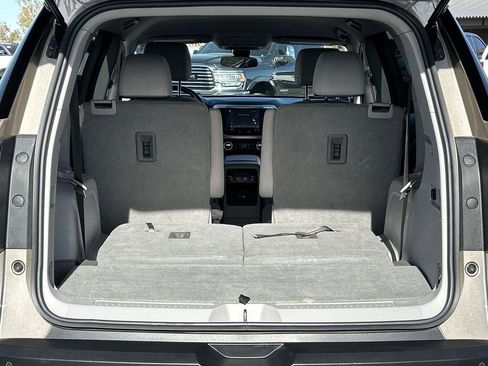 Used 2023 GMC Acadia SLE image 25