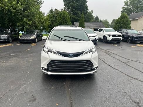 Used 2025 Toyota Sienna XLE FWD image 2