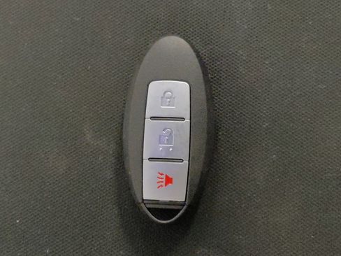 Used 2017 Nissan Titan SV image 32