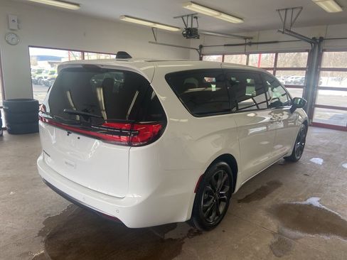 New 2026 Chrysler Pacifica Select image 21