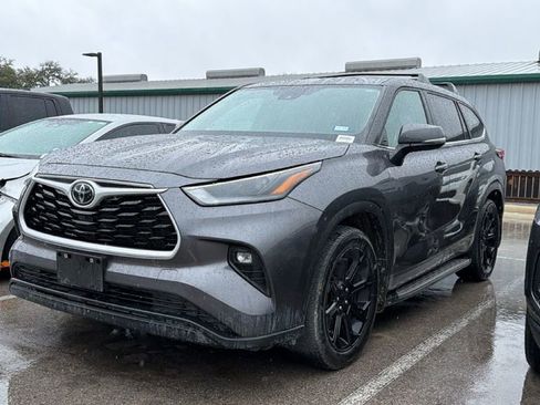 Used 2024 Toyota Highlander LE image 9