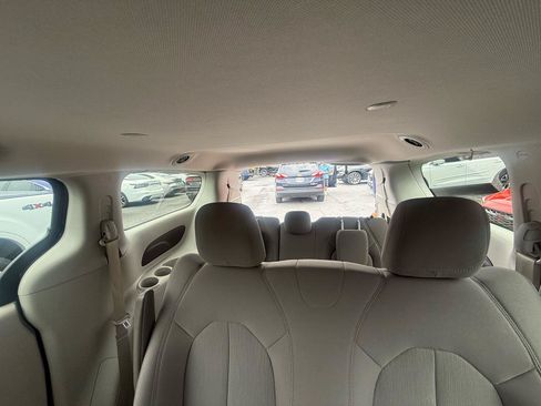 Used 2018 Chrysler Pacifica L FWD image 28