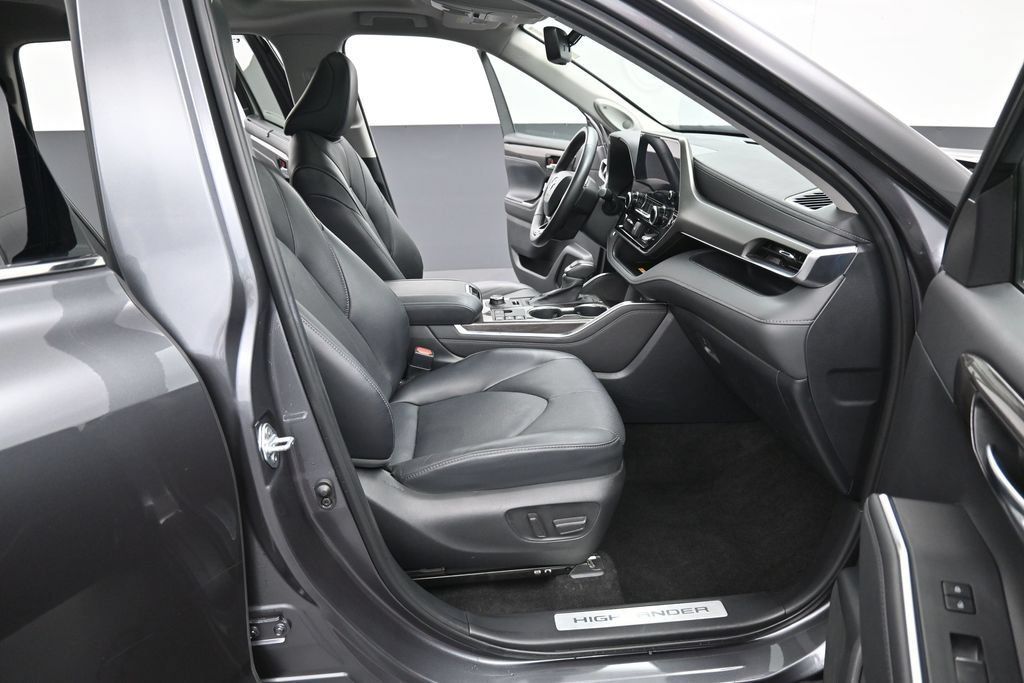 Certified 2024 Toyota Highlander Limited AWD/4WD image 37