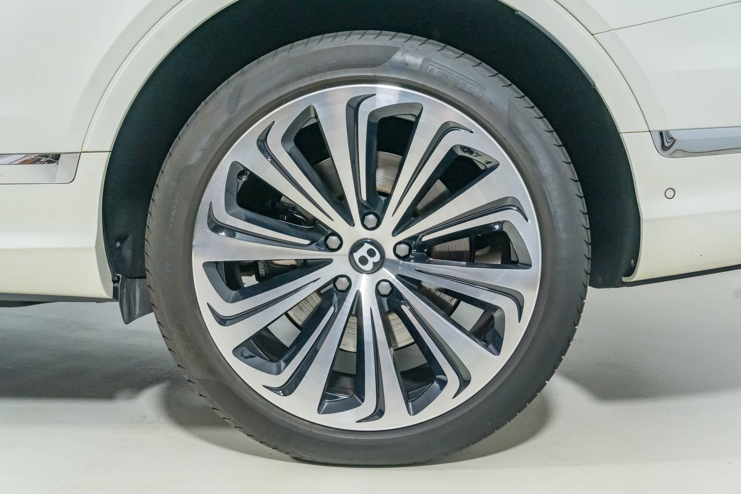 Used 2023 Bentley Bentayga AWD/4WD image 13