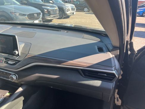 Used 2025 Nissan Altima 2.5 SV FWD image 36